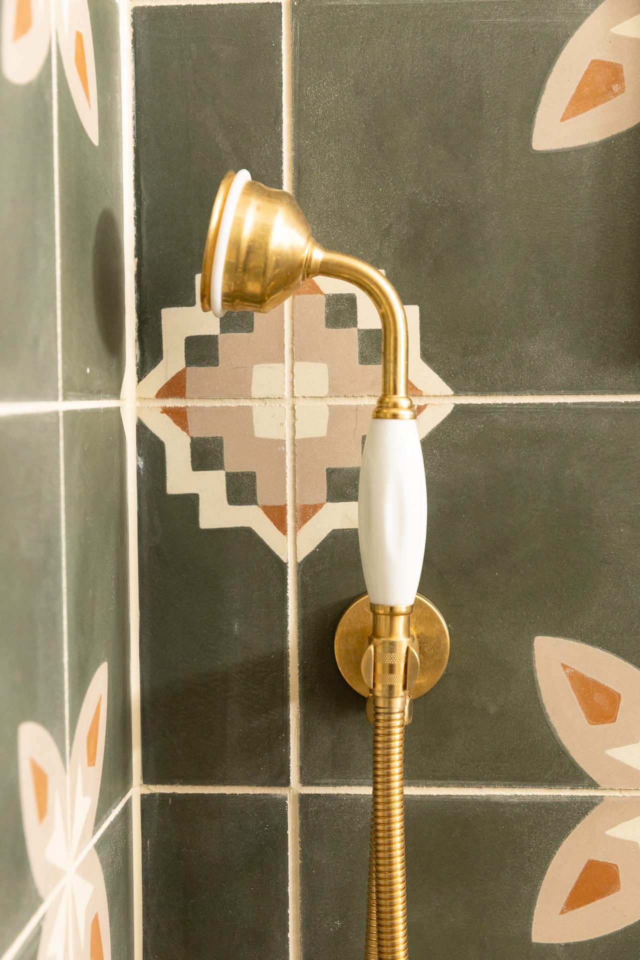 The adjoining guest bathroom, terracotta tile and brass tapware